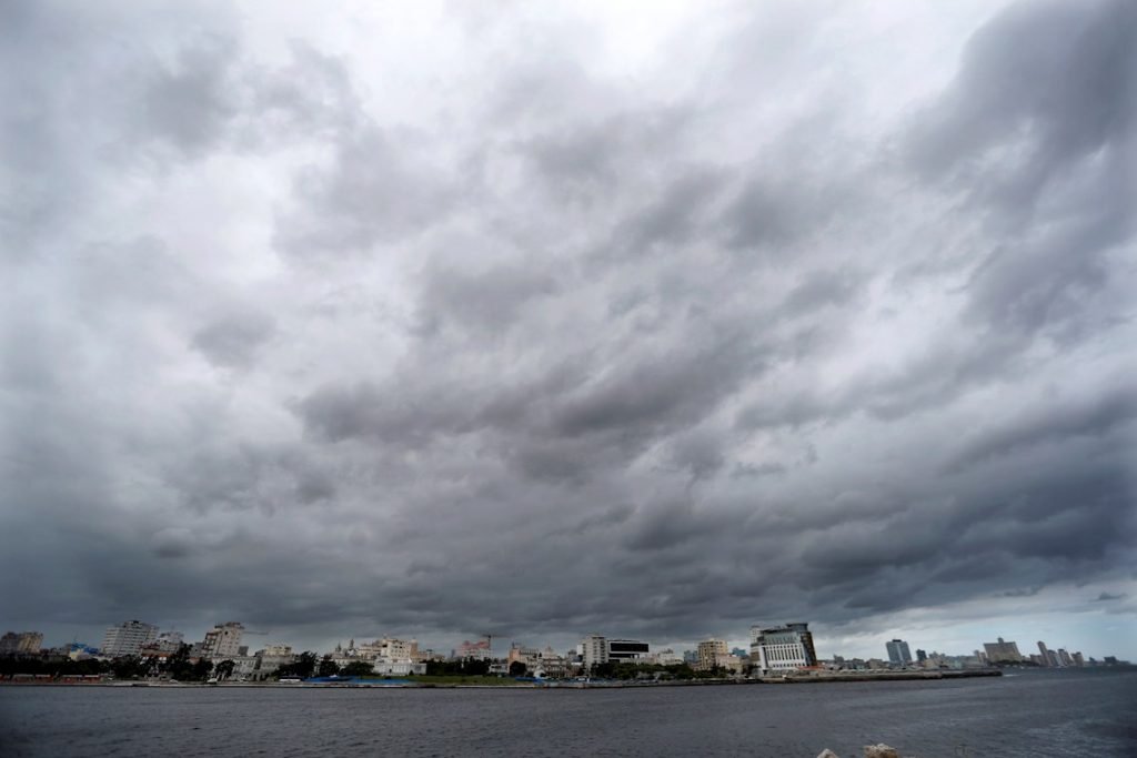 Nubes de una tormenta tropical sobre La Habana. Foto: Yander Zamora / EFE / Archivo.