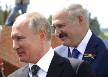 El presidente ruso Vladimir Putin, izquierda, y el bielorruso Alexander Lukashenko saludan a veteranos de la Segunda Guerra Mundial al develar un monumento en su honor en Khoroshevo, al noroeste de Moscú. Foto: Mikhail Klimentyev/ Sputnik, via AP/ Archivo.
