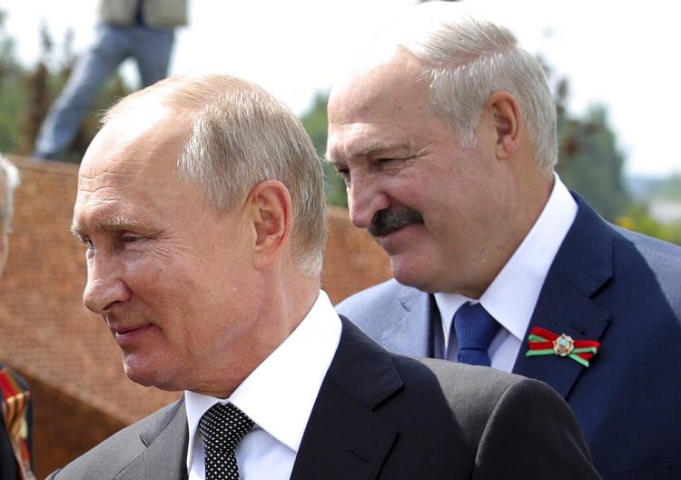 El presidente ruso Vladimir Putin, izquierda, y el bielorruso Alexander Lukashenko saludan a veteranos de la Segunda Guerra Mundial al develar un monumento en su honor en Khoroshevo, al noroeste de Moscú. Foto: Mikhail Klimentyev/ Sputnik, via AP/ Archivo.