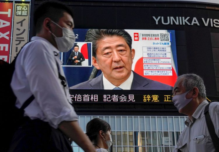 Abe, de 65 años, notificó hoy su intención de dimitir por las mismas razones de salud que hace trece años motivaron su primera renuncia como primer ministro . Foto: KIMIMASA MAYAMA/ EFE/EPA.