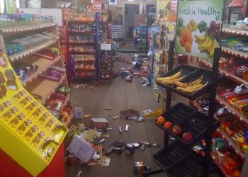 La escena en una tienda de Sparta, Carolina del Norte, tras el impacto de un sismo el 9 de agosto del 2020.  Foto: Michael Hull via AP.