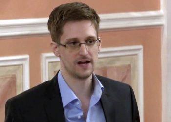 En esta foto del 11 de octubre de 2013, tomada de un video y distribuida por WikiLeaks, el exanalista de la Agencia de Seguridad Nacional Edward Snowden habla en Moscú. Foto: AP.