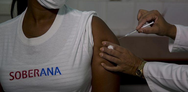 Inicio de los ensayos clínicos con el candidato vacunal cubano Soberana 01 contra la COVID-19, en agosto de 2020. Foto: Ismael Francisco / Cubadebate / Archivo.
