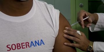 Inicio de los ensayos clínicos con el candidato vacunal cubano Soberana 01 contra la COVID-19. Foto: Ismael Francisco/ Cubadebate.