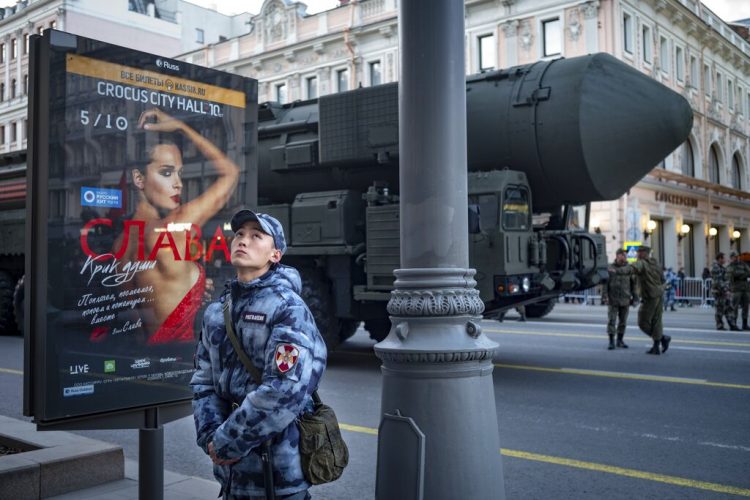 Un soldado de la Rosgvardia (Guardia Nacional) patrulla una calle frente a un misil intercontinental Topol M preparado para el desfile del Día de la Victoria, Moscú, 4 de mayo de 2019. Foto: Alexander Zemlianichenko/AP.