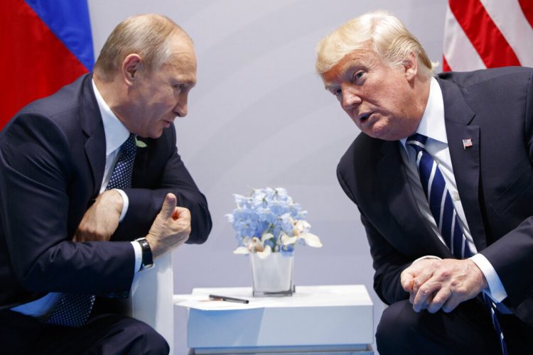 El presidente estadounidense Donald Trump y el presidente ruso Vladimir Putin en Hamburgo, Alemania, el 7 de julio del 2017. (AP Photo/Evan Vucci, File)