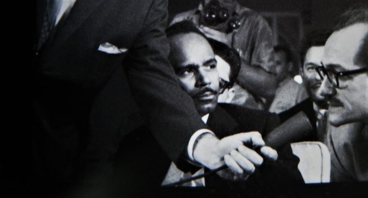 Walterio Carbonell viendo hablar a José Barbeito durante una entrevista colectiva a Jean-Paul Sartre en La Habana. 1960: Detalle de una foto de Korda.