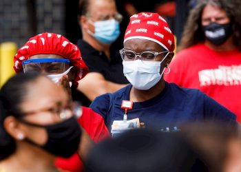 Personas usan mascarillas en los Estados Unidos durante la pandemia de coronavirus. Foto: Justin Lane / EFE.