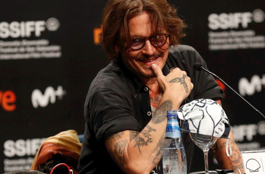 El actor estadounidense Johnny Depp durante la rueda de prensa de presentación de la película "Crock of gold: A few rounds with Shane MacGowan", que compite en la sección oficial de la 68 edición del Festival de Cine de San Sebastián, en España. Foto: Juan Herrero / EFE.