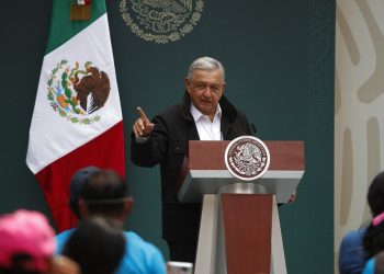 El presidente Andrés Manuel López Obrador habla frente a familiares de 43 estudiantes desaparecidos de la Escuela Normal Rural de Ayotzinapa, durante una presentación de las investigaciones en el sexto aniversario del hecho hoy sábado 26 de septiembre en el Palacio Nacional del DF. Foto: Rebecca Blackwell/AP.