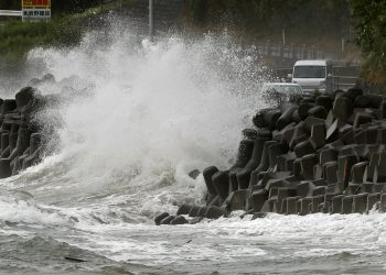 Fuertes olas castigan la costa de la ciudad de Kagoshima, al suroeste de Japón, el domingo 6 de septiembre de 2020.  (Takuto Kaneko/Kyodo News via AP)