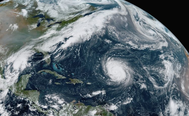 En esta imagen del satélite GOES-16, tomada el viernes 18 de septiembre de 2020, se ve al huracán Teddy en el centro del Atlántico; a la depresión tropical 22 a su izquierda en el Golfo de México; a los remanentes de Paulette, arriba a la derecha, y a la tormenta tropical Wilfred, abajo a la derecha. Imagen: NOAA, vía AP.