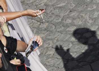 El papa Francisco, cuya sombra es proyectada en el suelo mientras bendice a los fieles en el patio de San Damaso, durante su audiencia general semanal en el Vaticano, el miércoles 16 de septiembre de 2020. Foto: Gregorio Borgia/AP.
