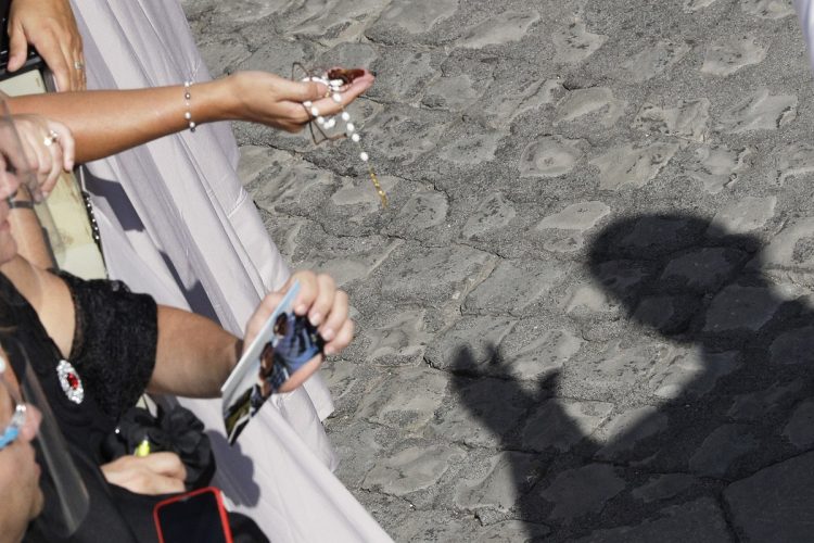 El papa Francisco, cuya sombra es proyectada en el suelo mientras bendice a los fieles en el patio de San Damaso, durante su audiencia general semanal en el Vaticano, el miércoles 16 de septiembre de 2020. Foto: Gregorio Borgia/AP.