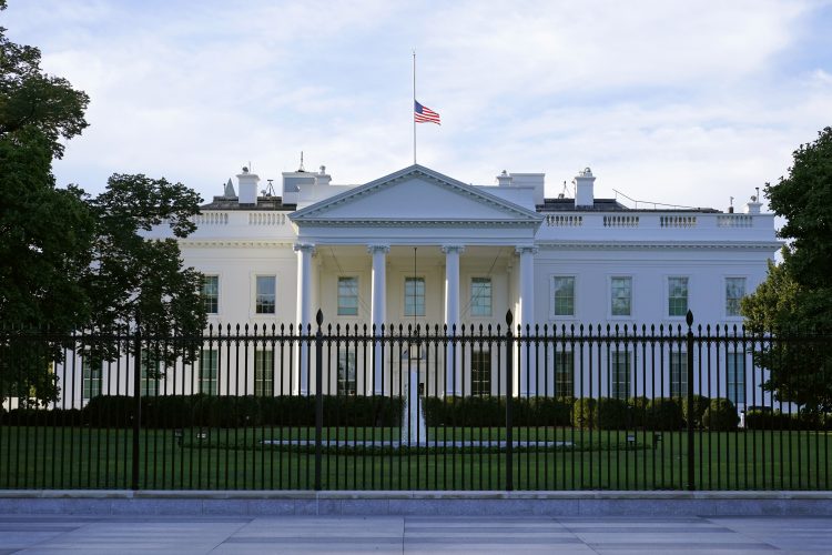 Una bandera estadounidense ondea a media asta en la Casa Blanca, en Washington, el sábado 19 de septiembre de 2020. Foto: Patrick Semansky / AP.