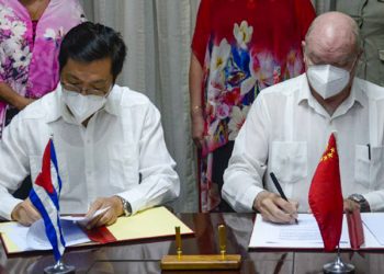 El embajador de China en La Habana, Chen Xi (izq) y el ministro cubano de Comercio Exterior e Inversión Extranjera, Rodrigo Malmierca, durante la firma de proyectos de colaboración. Foto: acn.cu