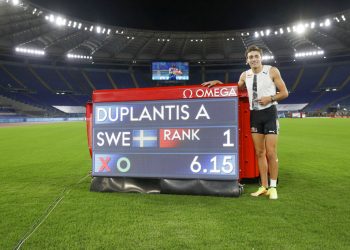 El sueco Armand Duplantis posa para fotos tras un salto de 6,15 metros que fijó un nuevo récord mundial de salt con pértiga en la Gala Dorada de la Liga Diamante en Roma, el jueves 17 de septiembre de 2020. Foto: AP/Gregorio Borgia.