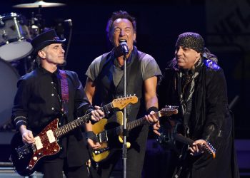 En esta fotografía de archivo del 15 de marzo de 2016, Bruce Springsteen durante una presentación con la E Street Band durante un concierto en Los Angeles Sports Arena. Foto: Chris Pizzello/Invision/AP, archivo.