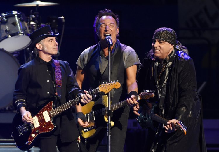 En esta fotografía de archivo del 15 de marzo de 2016, Bruce Springsteen durante una presentación con la E Street Band durante un concierto en Los Angeles Sports Arena. Foto: Chris Pizzello/Invision/AP, archivo.