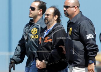 En esta imagen del 13 de mayo de 2008, el paramilitar colombiano Rodrigo Tovar es escoltado por agentes de la DEA en el aeropuerto de Opa-Locka, Florida. Foto: Alan Diaz/AP.