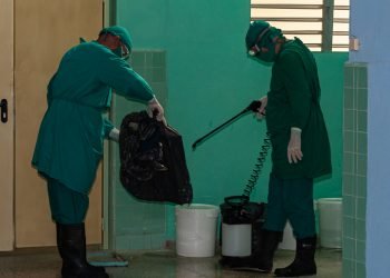 Labores de desinfección en Camagüey durante la pandemia de la COVID-19. Foto: Leandro Pérez/Adelante/Archivo.
