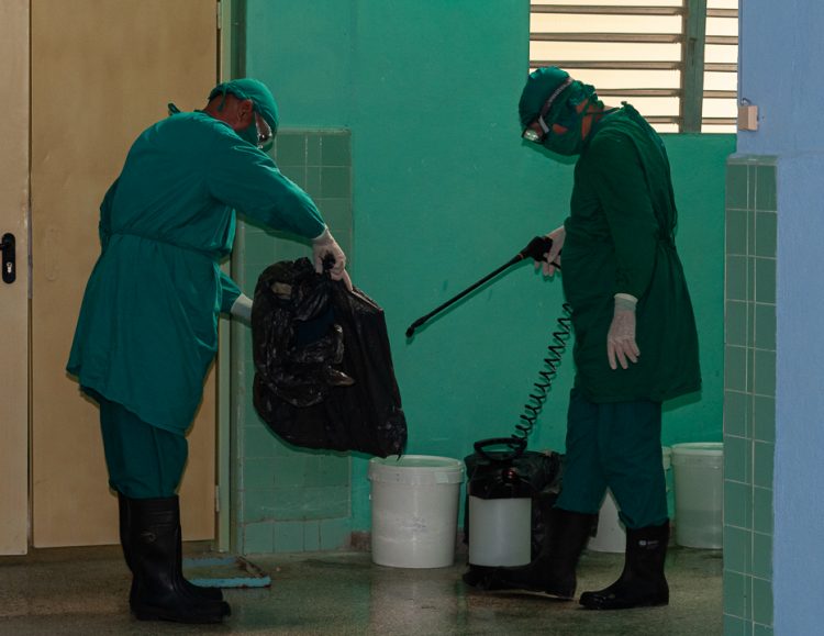 Labores de desinfección en Camagüey durante la pandemia de la COVID-19. Foto: Leandro Pérez/Adelante/Archivo.