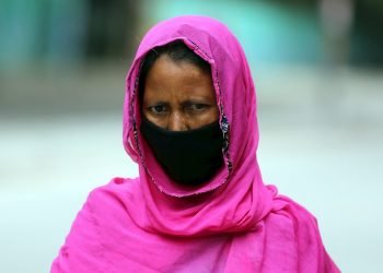 Una mujer india con mascarilla camina por la calle en Bangalore, India. Foto: EFE/Jagadeesh NV.