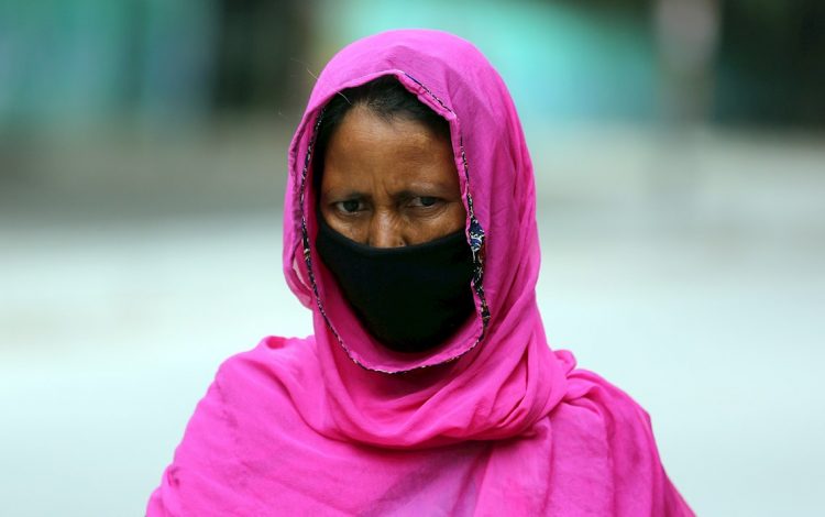 Una mujer india con mascarilla camina por la calle en Bangalore, India. Foto: EFE/Jagadeesh NV.