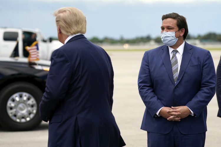 El presidente Donald Trump y el gobernador de Florida, Ron DeSantis, en el Aeropuerto Internacional de West Palm Beach, el 8 de septiembre de 2020. Foto: Evan Vucci/AP.