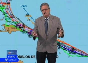 El doctor José Rubiera en la sección meteorológica del noticiero de la televisión cubana. Foto: tvcubana.icrt.cu
