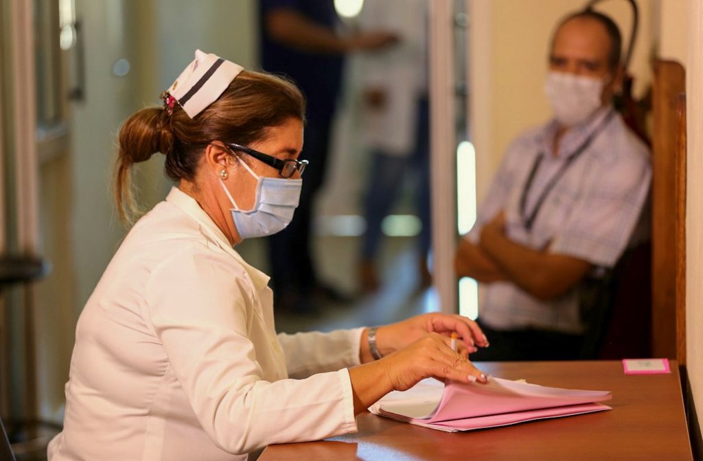 Proceso de inscripción de voluntarios para los ensayos del candidato vacunal cubano. Foto: @FinlayInstituto/Twitter.