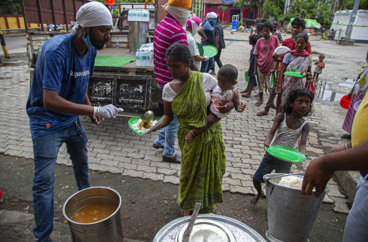 Personas sin hogar en Ia India hacen cola para recibir comida distribuida por una comunidad sikh en Gauhati, India, en septiembre de 2020.  Foto: Anupam Nath/AP.