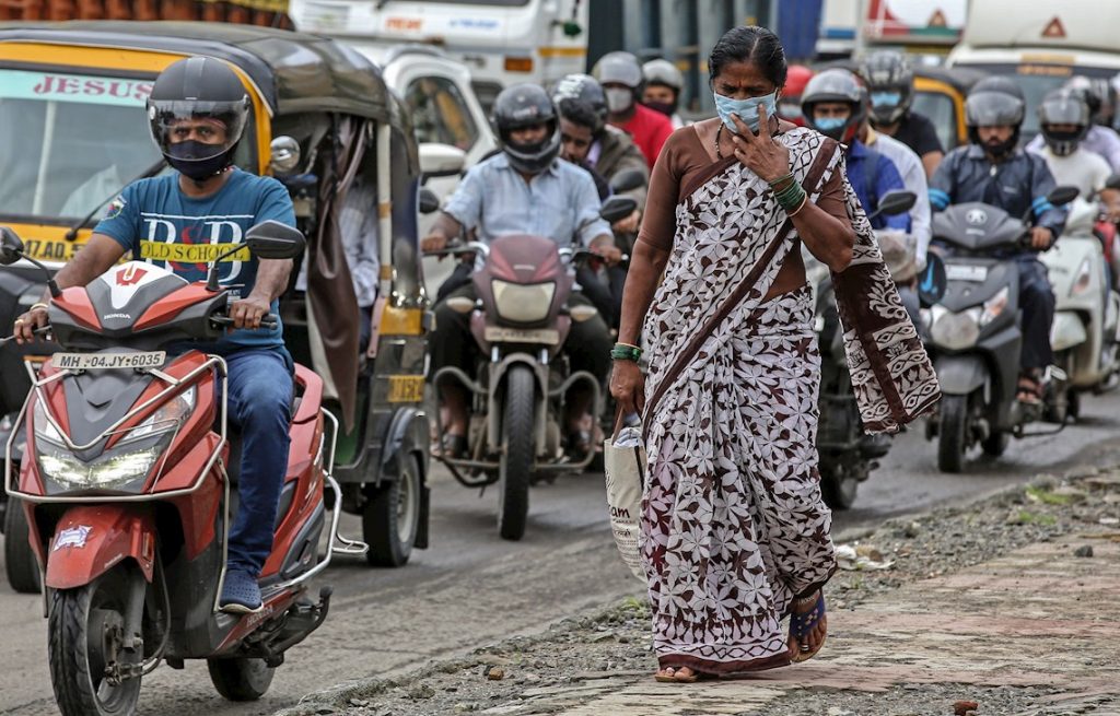 La India rompe el techo diario de COVID-19 mientras su economía cae a pedazos. Foto: EFE/EPA/Divyakant Solanki.