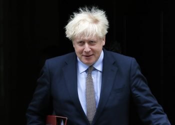El primer ministro británico Boris Johnson saliendo de sus oficinas en Downing Street en Londres. Foto: Kirsty Wigglesworth/AP.