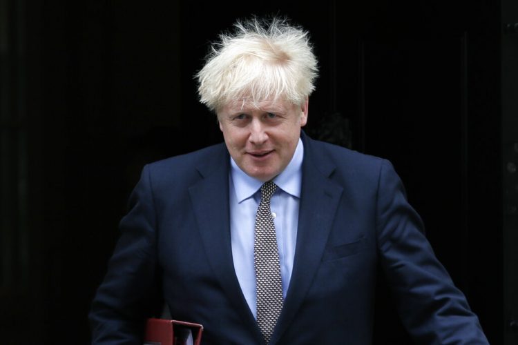 El primer ministro británico Boris Johnson saliendo de sus oficinas en Downing Street en Londres. Foto: Kirsty Wigglesworth/AP.