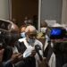 El expresidente de la Federación Internacional de Atletismo, Lamine Diack, sale de la corte tras su juicio en París, Francia, el miércoles 16 de septiembre de 2020. Diack fue sentenciado a dos años de cárcel. Foto: Rafael Yaghobzadeh/AP.