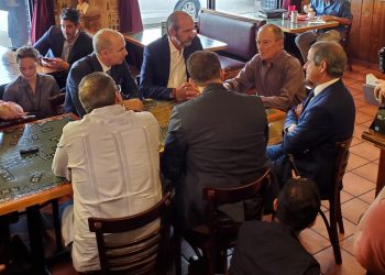 El exalcalde de Nueva York, Mike Blomberg (al centro) durante una reunión con el estado mayor de su campaña en Miami. Foto: Helena Poleo.
