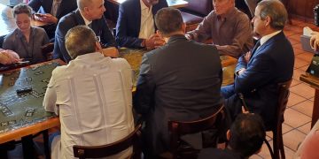 El exalcalde de Nueva York, Mike Blomberg (al centro) durante una reunión con el estado mayor de su campaña en Miami. Foto: Helena Poleo.