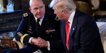 El general McMaster al aceptar ser asesor de Seguridad Nacional de Trump durante un encuentro en Mar-a-Lago, Florida en febrero de 2017. Foto: AP.
