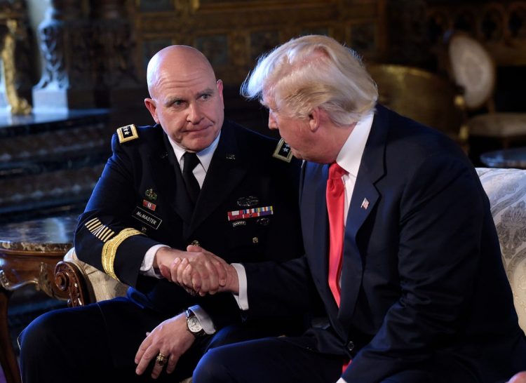 El general McMaster al aceptar ser asesor de Seguridad Nacional de Trump durante un encuentro en Mar-a-Lago, Florida en febrero de 2017. Foto: AP.