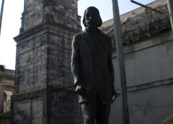 Estatua de José Jacinto Milanés en un parque de la ciudad de Matanzas. Foto: Flickr.