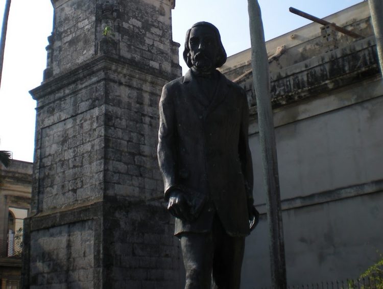 Estatua de José Jacinto Milanés en un parque de la ciudad de Matanzas. Foto: Flickr.
