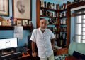 Leonardo Padura, en su casa en Mantilla, La Habana. Foto: Ernesto Mastrascusa / EFE / Archivo.