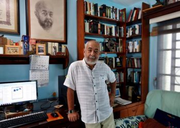 Leonardo Padura, en su casa en Mantilla, La Habana. Foto: Ernesto Mastrascusa / EFE / Archivo.