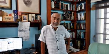 Leonardo Padura, en su casa en Mantilla, La Habana. Foto: Ernesto Mastrascusa / EFE / Archivo.