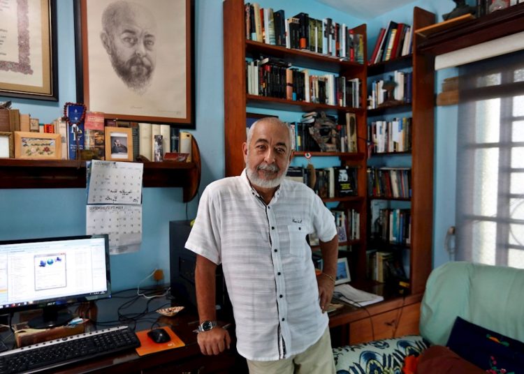 Leonardo Padura, en su casa en Mantilla, La Habana. Foto: Ernesto Mastrascusa / EFE / Archivo.