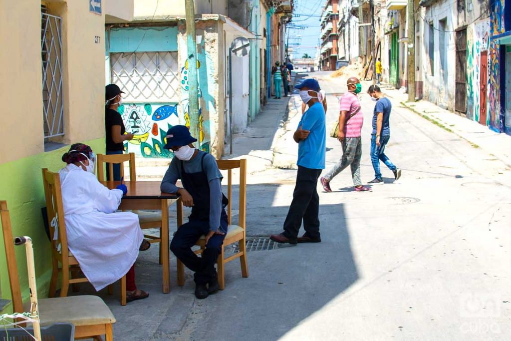 Prueba de la COVID-19 en un cuadrante de Los Sitios, en La Habana. Foto: Otmaro Rodríguez.