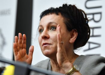 La escritora polaca laureada con el premio Nobel, Olga Tokarczuk, rechazó una premio en la región donde vive porque tendría que compartirlo con un obispo católico hostil a las personas LGBT. Foto: Martin Meissner/AP.