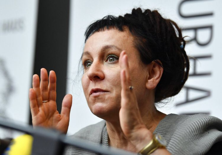 La escritora polaca laureada con el premio Nobel, Olga Tokarczuk, rechazó una premio en la región donde vive porque tendría que compartirlo con un obispo católico hostil a las personas LGBT. Foto: Martin Meissner/AP.