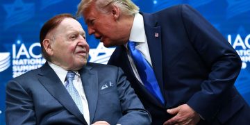 El millonario Sheldon Adelson junto a Trump en una reunión del consejo judío estadounidense en Washington. Foto: Forbes